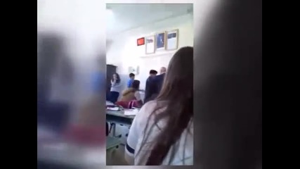 Как директор изтри дъската в класната стая с главата на ученик
