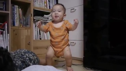 Бебе танцува Gangnam Style - 111% смях
