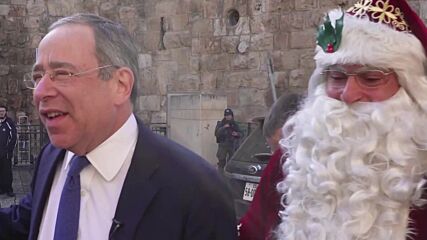 Дядо Коледа на камила раздава елхи в Йерусалим (ВИДЕО)