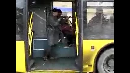Луд руснак с автомат спира тролей