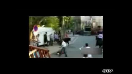 Този бик отнесе горкият мъж !!!!