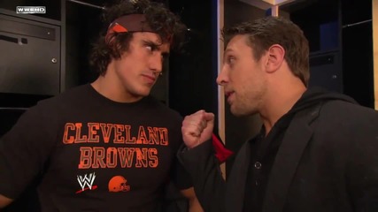 wwe nxt Даниел Браян мотивира Дерик Бейтман да спечели като го удря ! 
