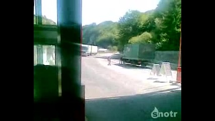 Луд камион!!! Шофьора бяга да го настигне!!!