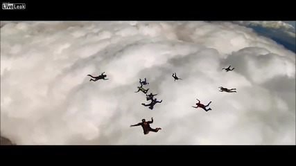 Скок с парашут в огромен облак