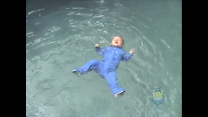 Чудо !! 6-месечно бебе плува в басейн