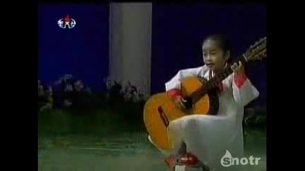 Малко момиченце свири на китара 