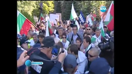 Протестиращи се опитаха да блокират колата на Михаил Миков