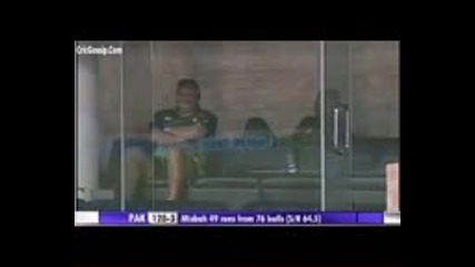 Funny Umar Gul Making Fun With Pakistani Coach Dav Whatmore
