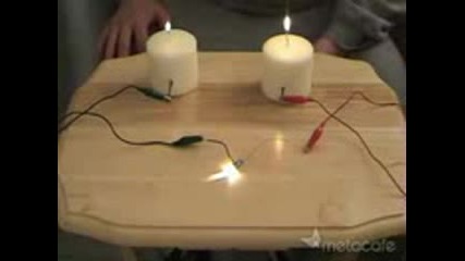 как може да захраним крушка с 2 свещи 