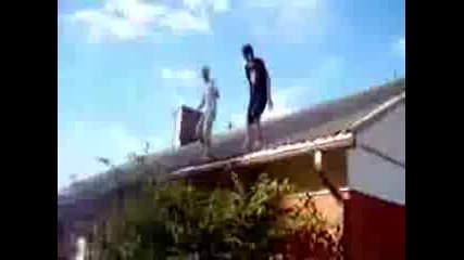 Двама Луди Скачат От Покрив