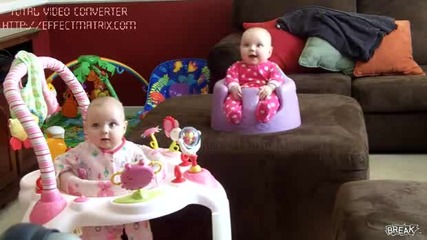 Близнаци се смеят едновременно