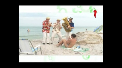 Голи и смешни - Музиканти на плажа