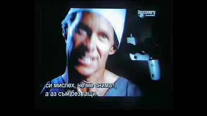 мъж се бори за живота си докато се опитват да го извадят