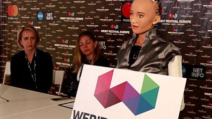 Какво искат жените? Роботът София отговаря от България