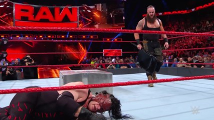 Braun Strowman le da una gran sorpresa a Kane. En Espanol: 30 de Noviembre