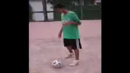 Дванадесет годишен талант прави футболни трикове ^street football^ 