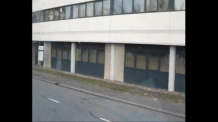 Влекач дърпа самолет
