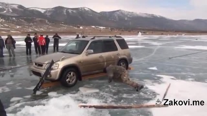 Якъл по руски - как се вади джип от леда само с въже и три греди