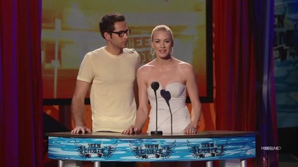 Yvonne Strahovsky и Zachary Levi награждават David Beckham, Teen Choice award 