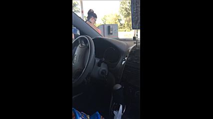 Ето как се разхлажда жена на бензиностанция, докато зарежда!
