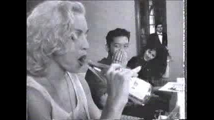 Madonna - Прави Свирки На Шише