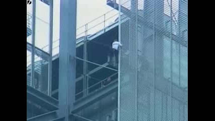 Спайдърмен се катери по сградата на Ny Times в Ню Йорк