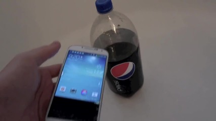 Ето какво се случва със Samsung Galaxy S4, когато бъде залят с напитка!