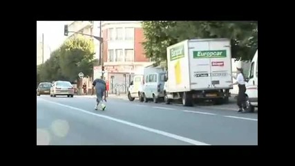 Реми Гилърд вкарва гол на полицията