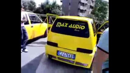 Hertz bass огъва багажника на Fiat 500