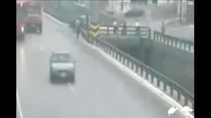 Кола Блъска Пешеходци На Мост