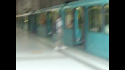 Момче Се Качва В Движение В Метрото 