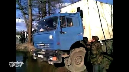 Руснак прекарва Камион през езеро