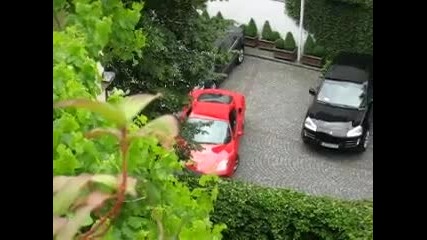 Жена шофьор се опитва да паркира Ферари. 