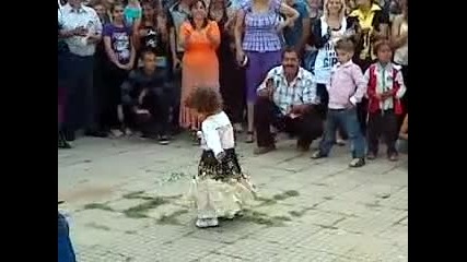 Малката принцеска играе Кючек... 