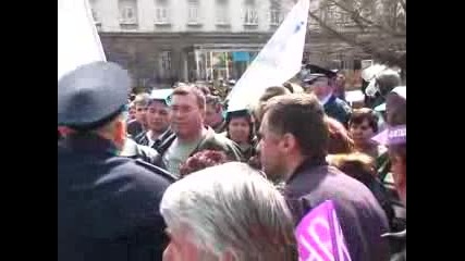 Металурзи блокираха натоварено кръстовище в София