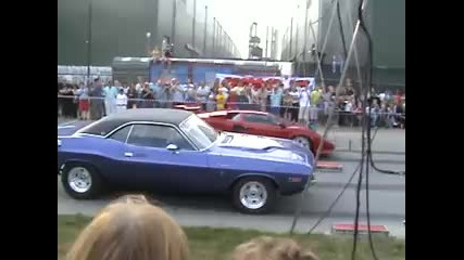 challenger срещу lamborghini