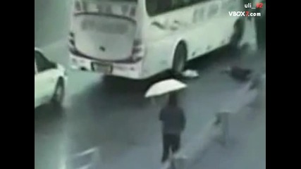 Автобус удря колоездач - Като по чудо на човека му няма нищо 