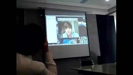 Джъстин говори по скайп с феновете си от Hong Kong.. 