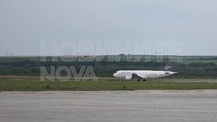 Самолет на египетски авиолинии с румънски туристи кацна аварийно на Летище Горна Оряховица (СНИМКИ)