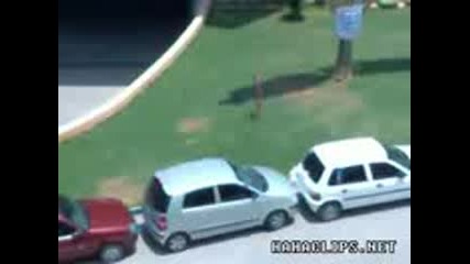 жена се опитва да паркира между две коли 