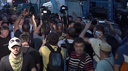 Ukraine: Saakashvili swept over border into Ukraine by crowds of supporters