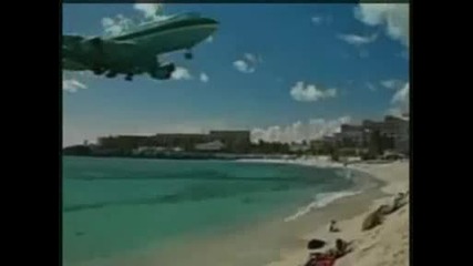Самолет се приземява яко по плажа