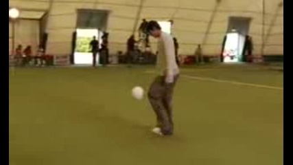 Kaka жонглира с 2 топки едновреммено 