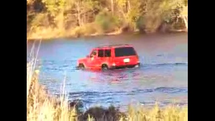 Лудак влиза в река със Jeep*смях 