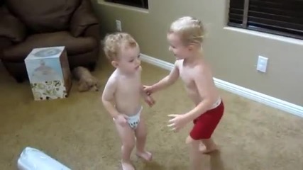 Две деца играят - gangnam style!