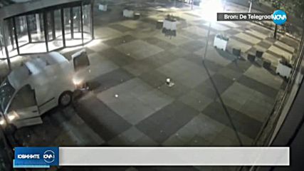 Микробус се вряза в офиса на водещ холандски ежедневник