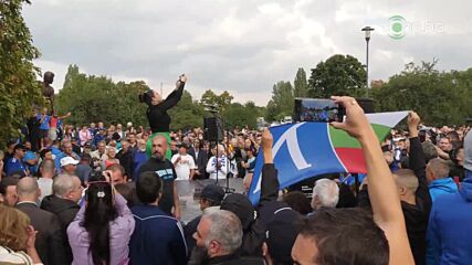 "Сините" фенове изпяха химна на Левски при паметника на Гунди