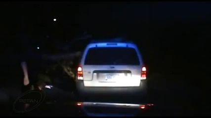 Дърво пада върху полицай , докато проверява кола