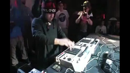 Извънземният Dee-jay