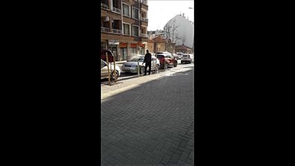 Да си миеш колата на улицата